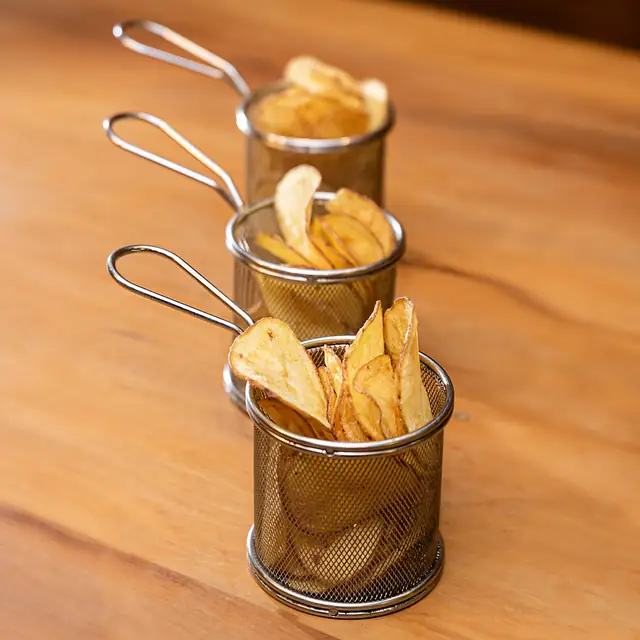 Batatinha chips servida em cestinhas de metal