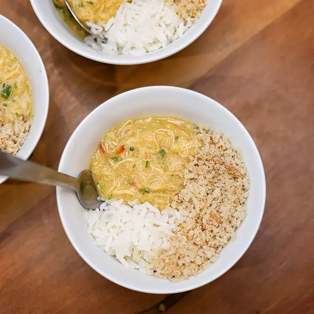 Bobó de frango com arroz e farofinha