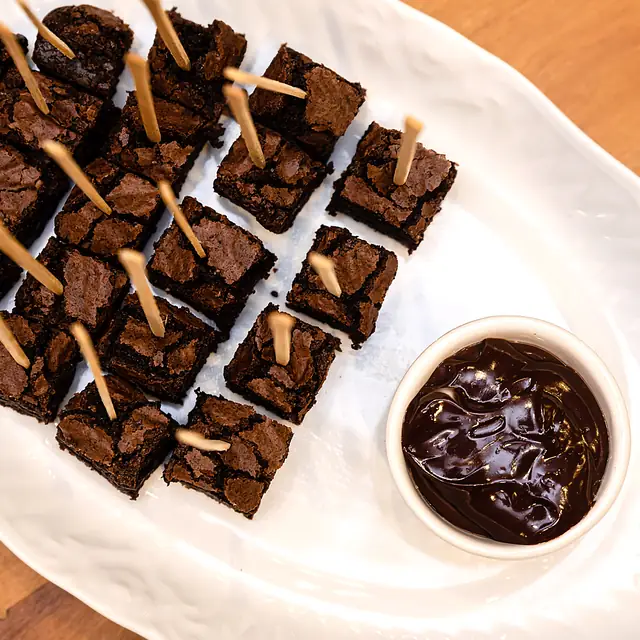 Cubinhos de brownie no palito com ganache de chocolate