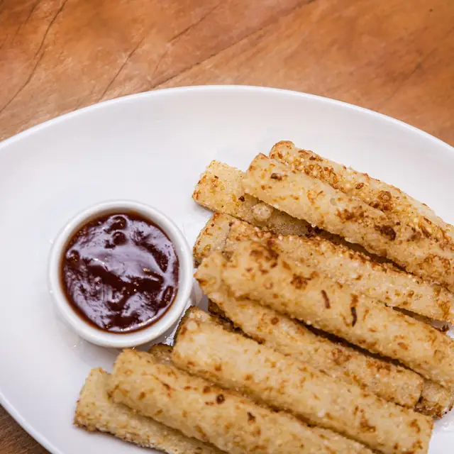 Sticks de tapioca com potinho de goiabada